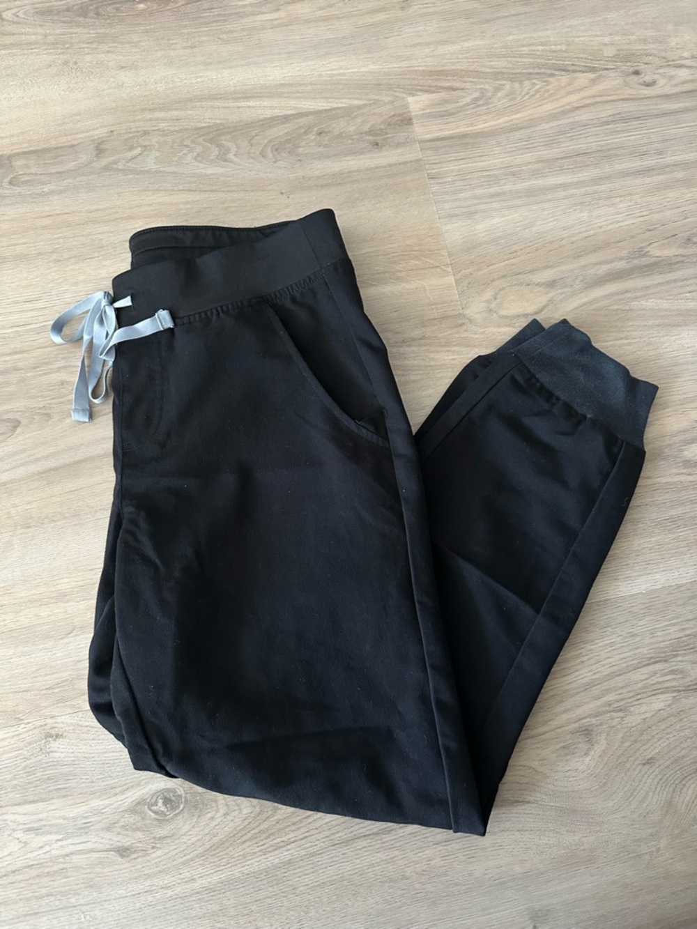 Women’s Figs Black Zamora Petite Jogger Scrub Pants - size small petite